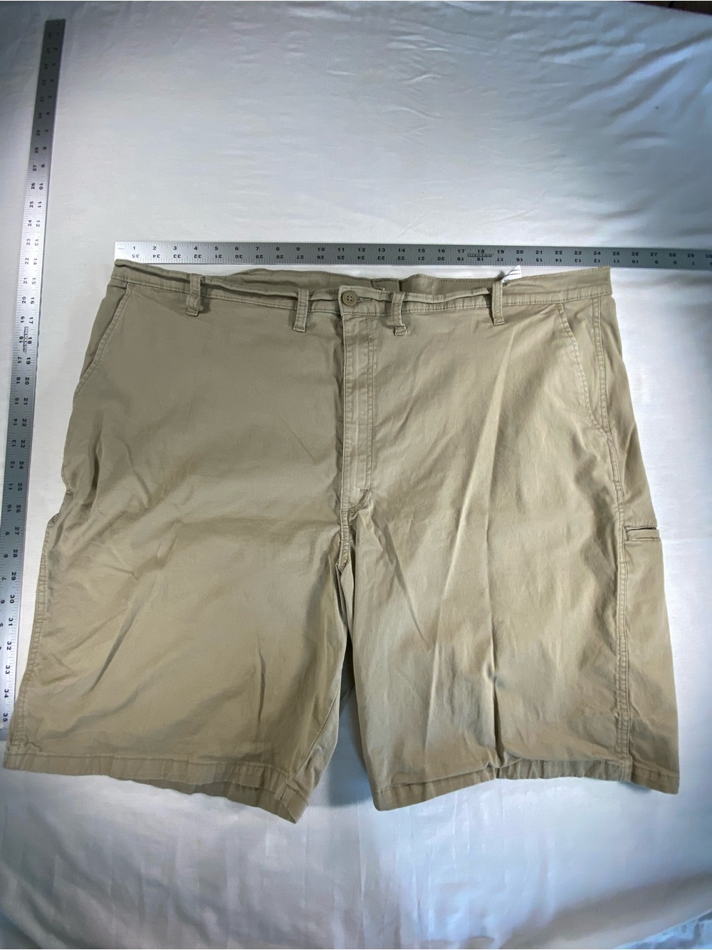 Men’s Wrangler Relaxed Fit Flat Front Tan Lightweight 48 shorts